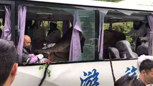 阿坝一旅游车被飞石砸中致8死，最小遇难者仅12岁；涉事旅行社：正规车队包车，旅客均已投保意外险。你怎么看「飞石砸中大巴女乘客视频」 水产渔药